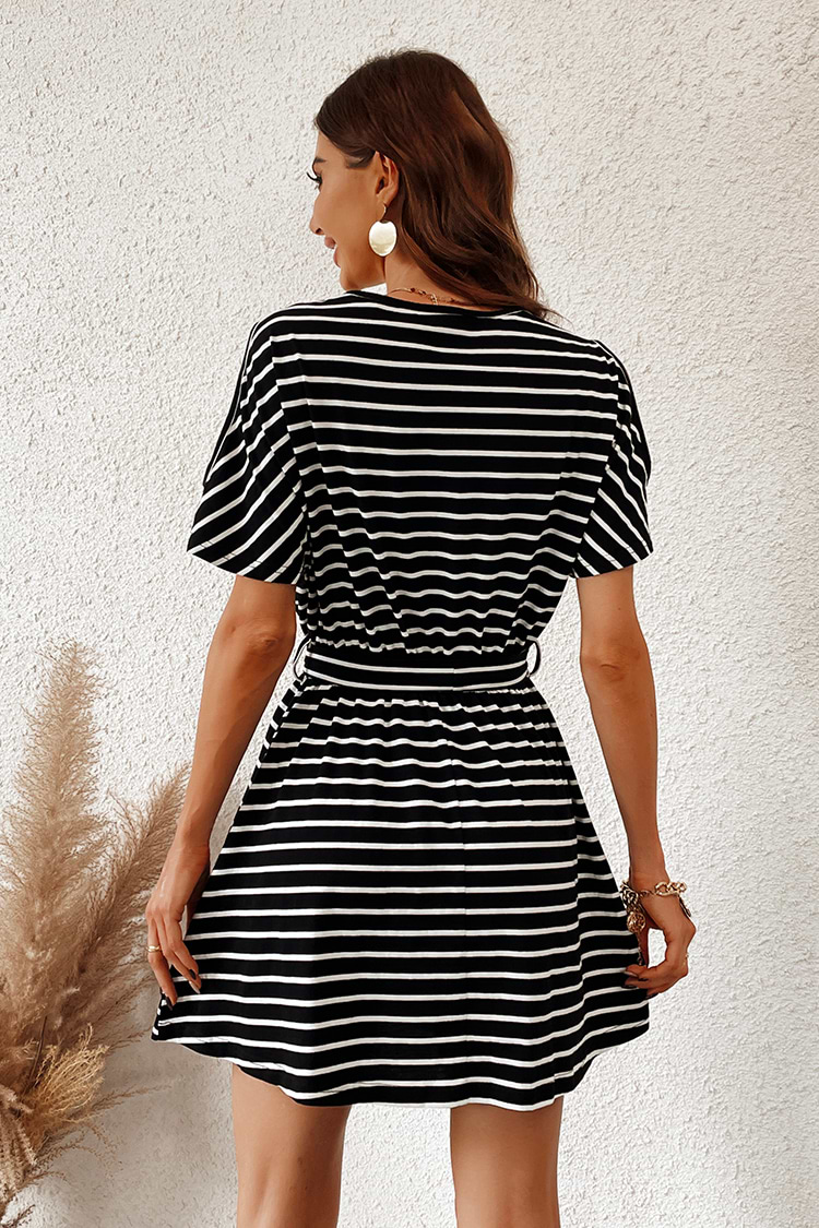 Kurzärmeliges Cut out Kleid mit V-Ausschnitt und Streifenmuster