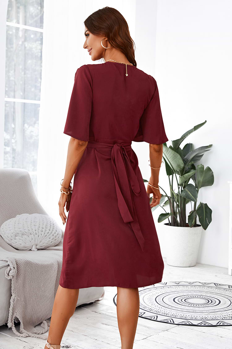 Robe avec ceinture à demi-manches et col en V