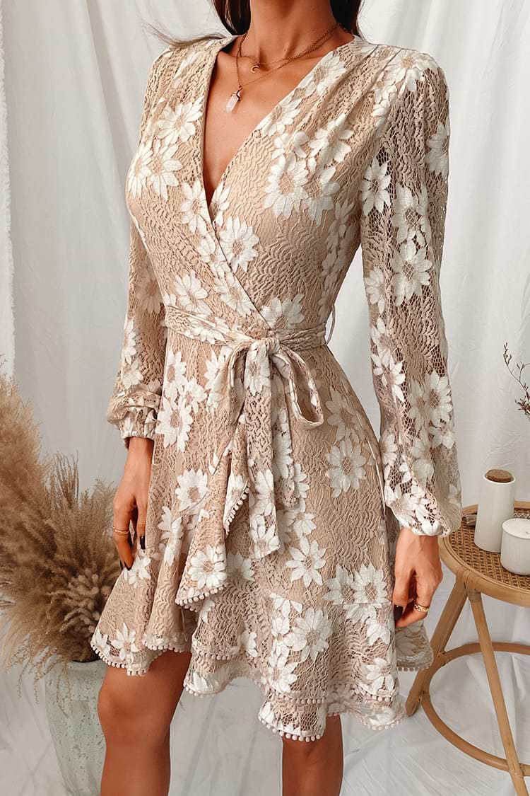 Robe avec ceinture à gland et manches bouffantes
