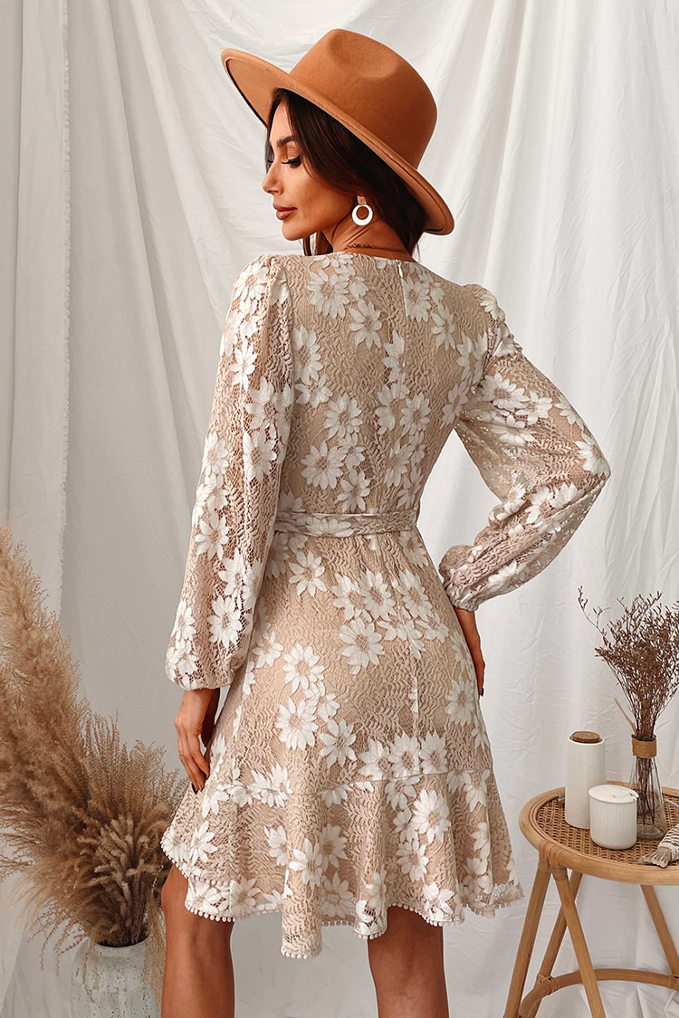 Blasenärmliges Kleid mit Gürtel und Quasten