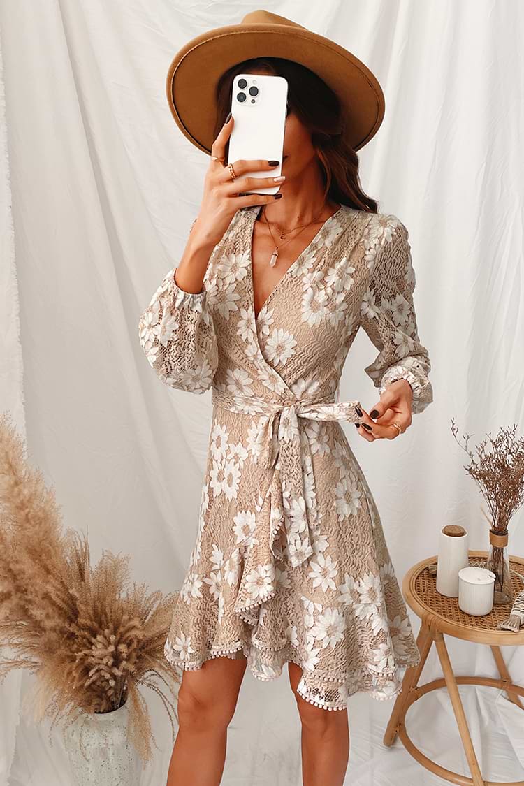 Robe avec ceinture à gland et manches bouffantes