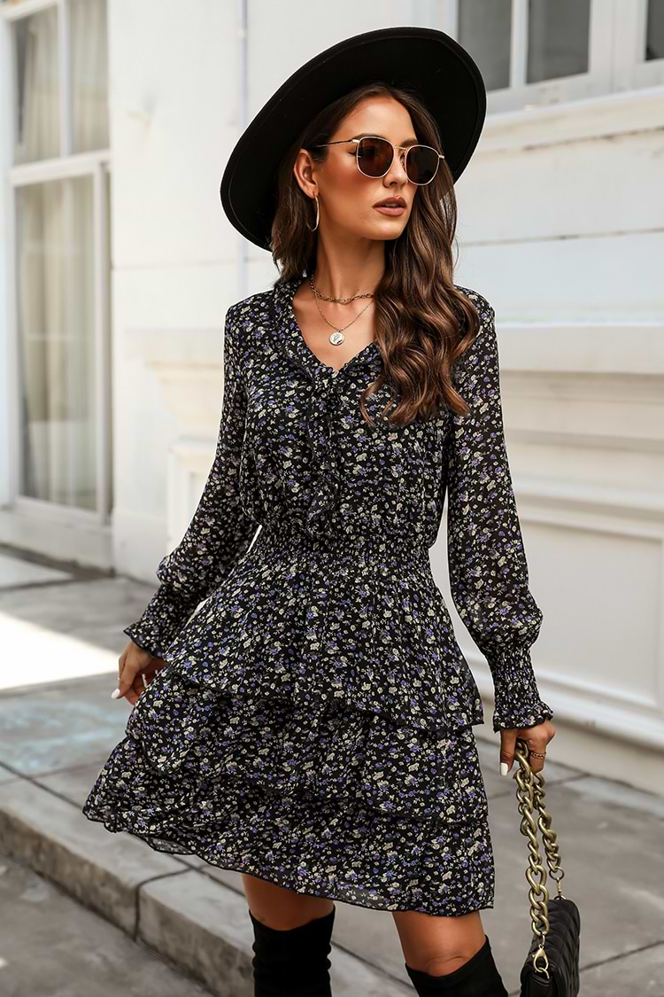 Robe à volants superposés et petites fleurs