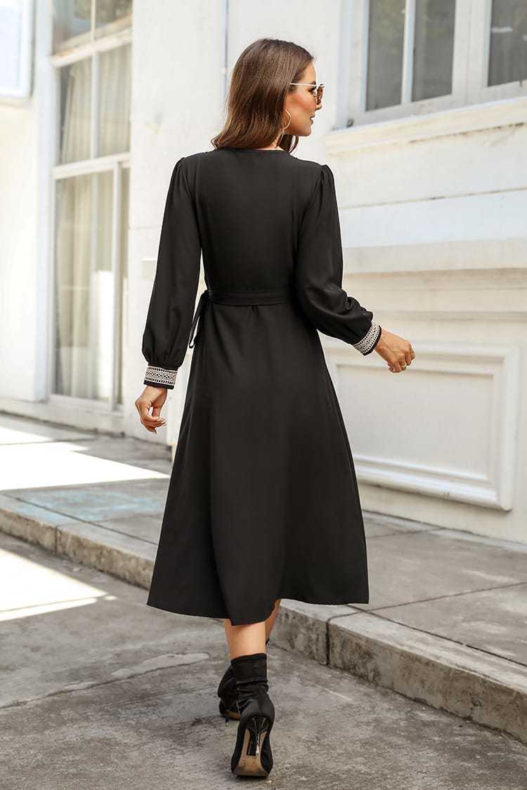 Robe avec garnitures en dentelle à col en V