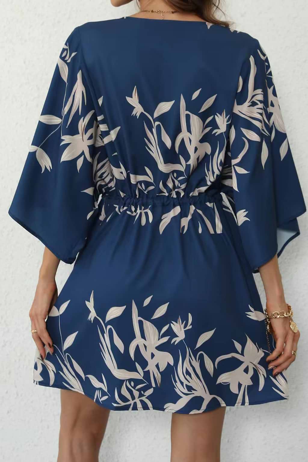 Lockeres Kleid mit V-Ausschnitt und ausgestellten Ärmeln