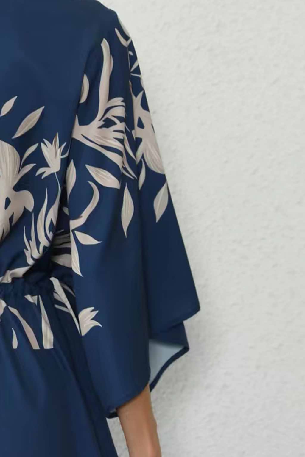 Vestido Suelto con Cuello en V y Mangas Acampanadas