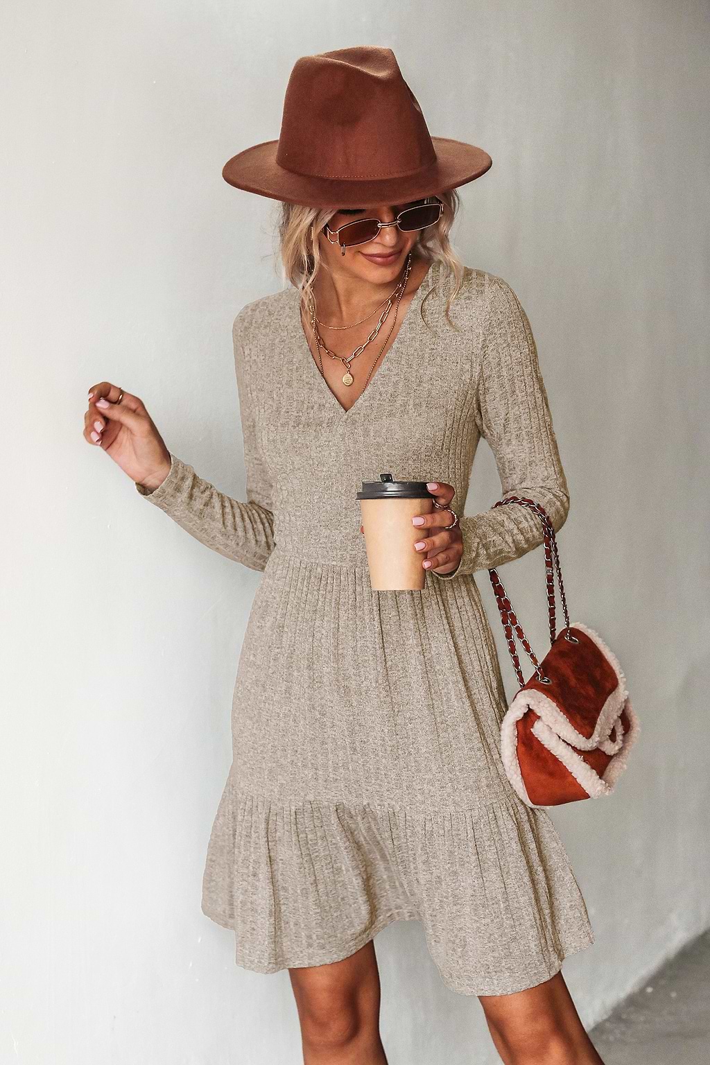 Vestido de Volantes con Cuello Superpuesto