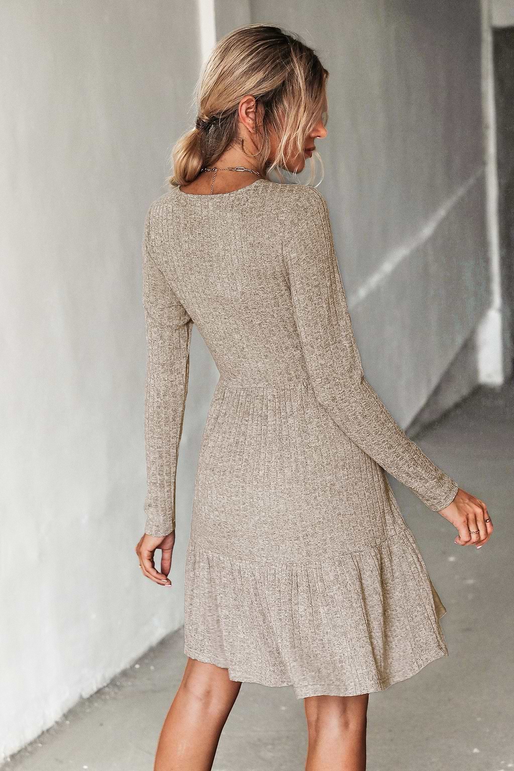 Vestido de Volantes con Cuello Superpuesto