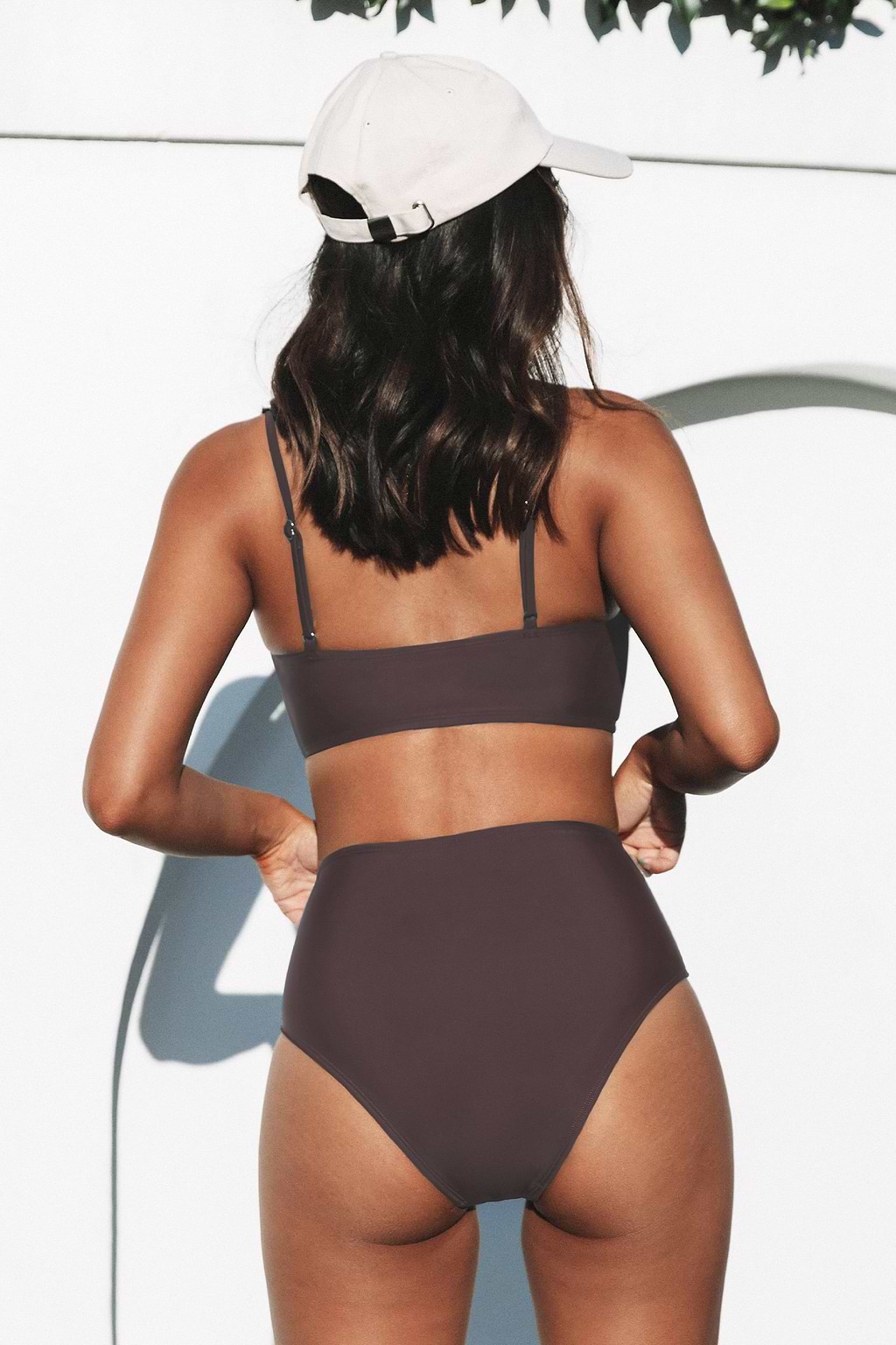 Bikini à torsion et col en V