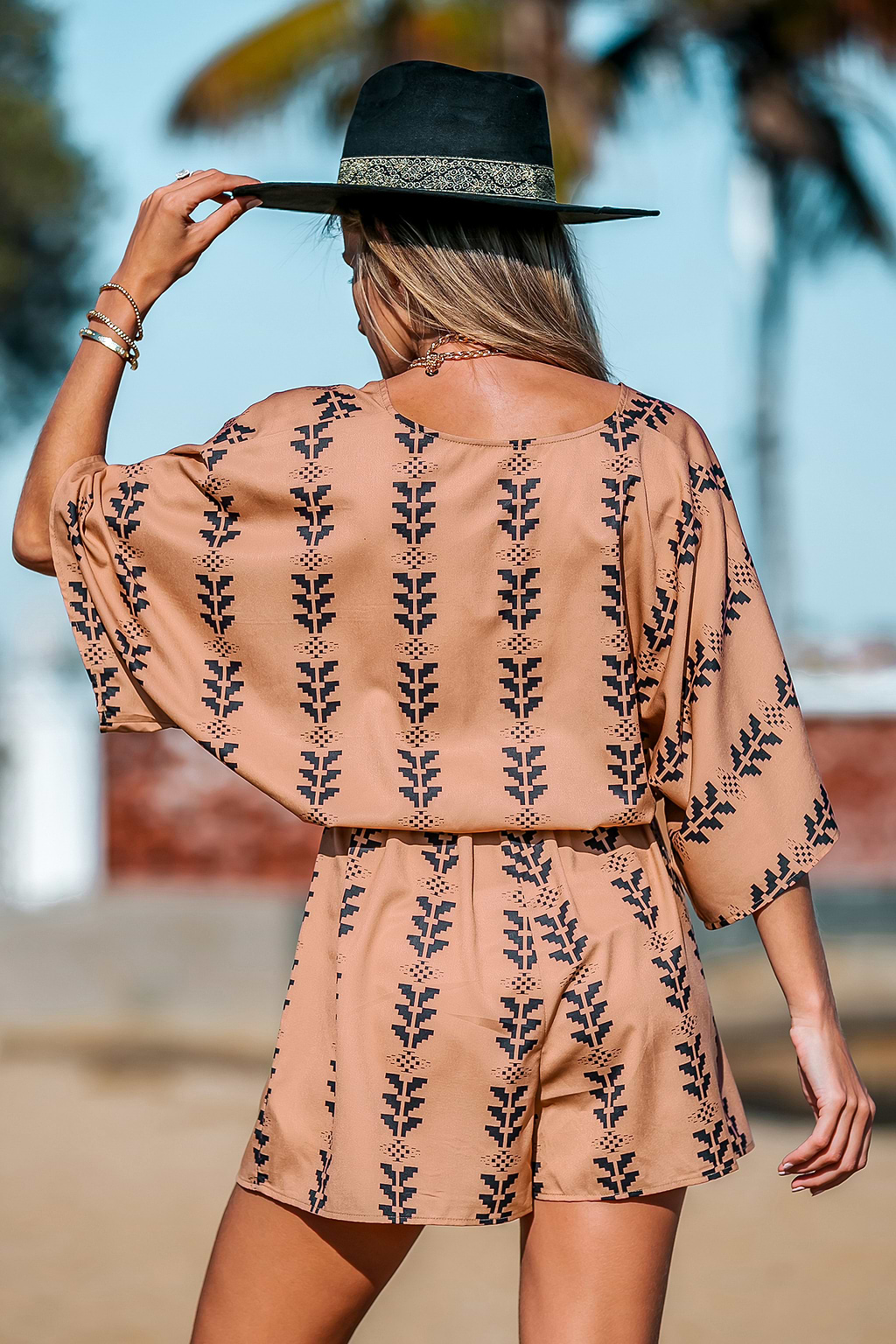 Strampler mit Geo-Print und Gürtel