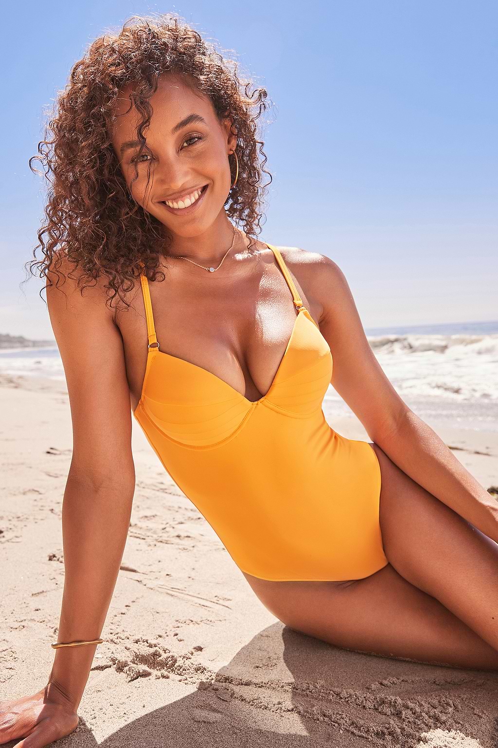 Traje de baño de una pieza amarillo con cuello en V y tirantes delgados