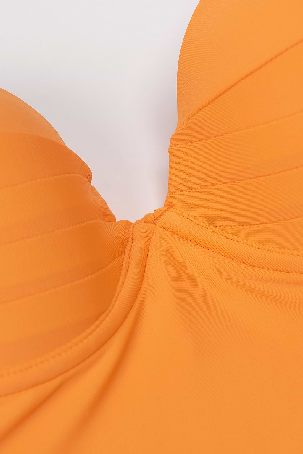 Traje de baño de una pieza amarillo con cuello en V y tirantes delgados