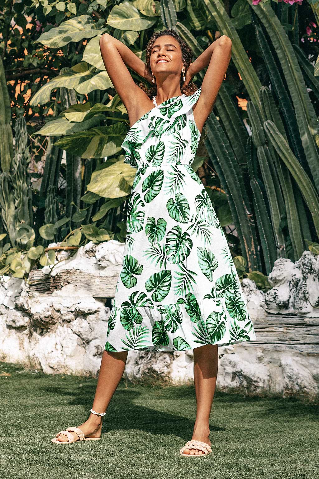 Eine Schulter-Rüschenkleid im tropischen Stil