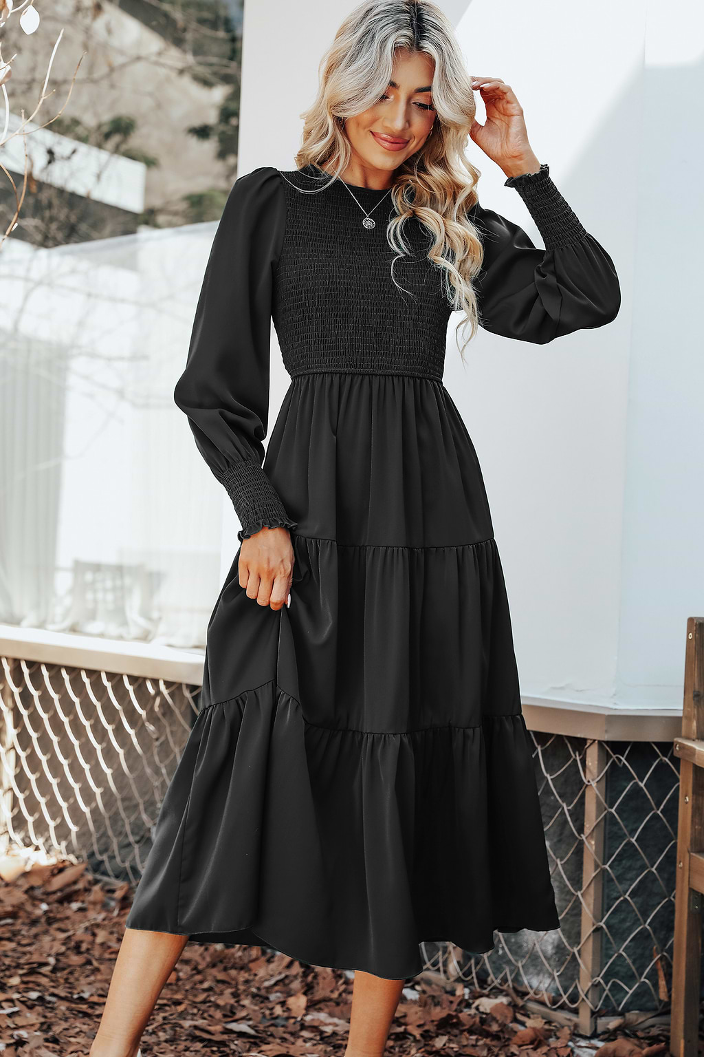 Gewebtes Maxikleid mit Rundhalsausschnitt und Stufensaum