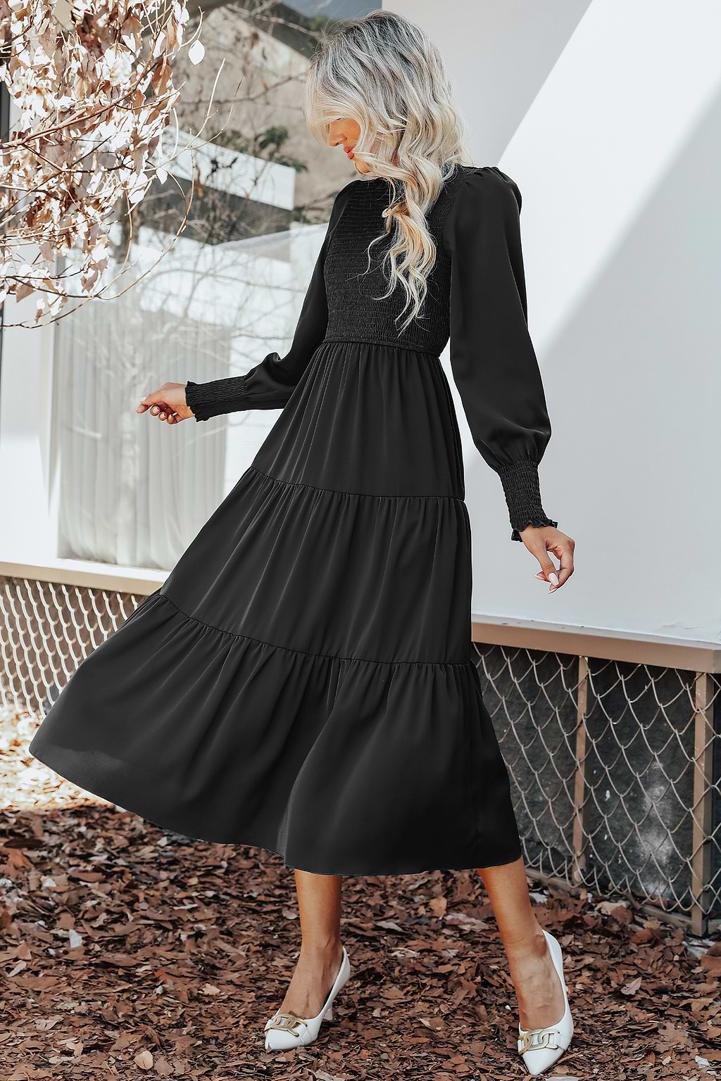 Gewebtes Maxikleid mit Rundhalsausschnitt und Stufensaum