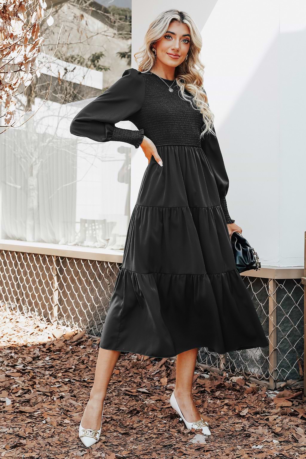 Gewebtes Maxikleid mit Rundhalsausschnitt und Stufensaum