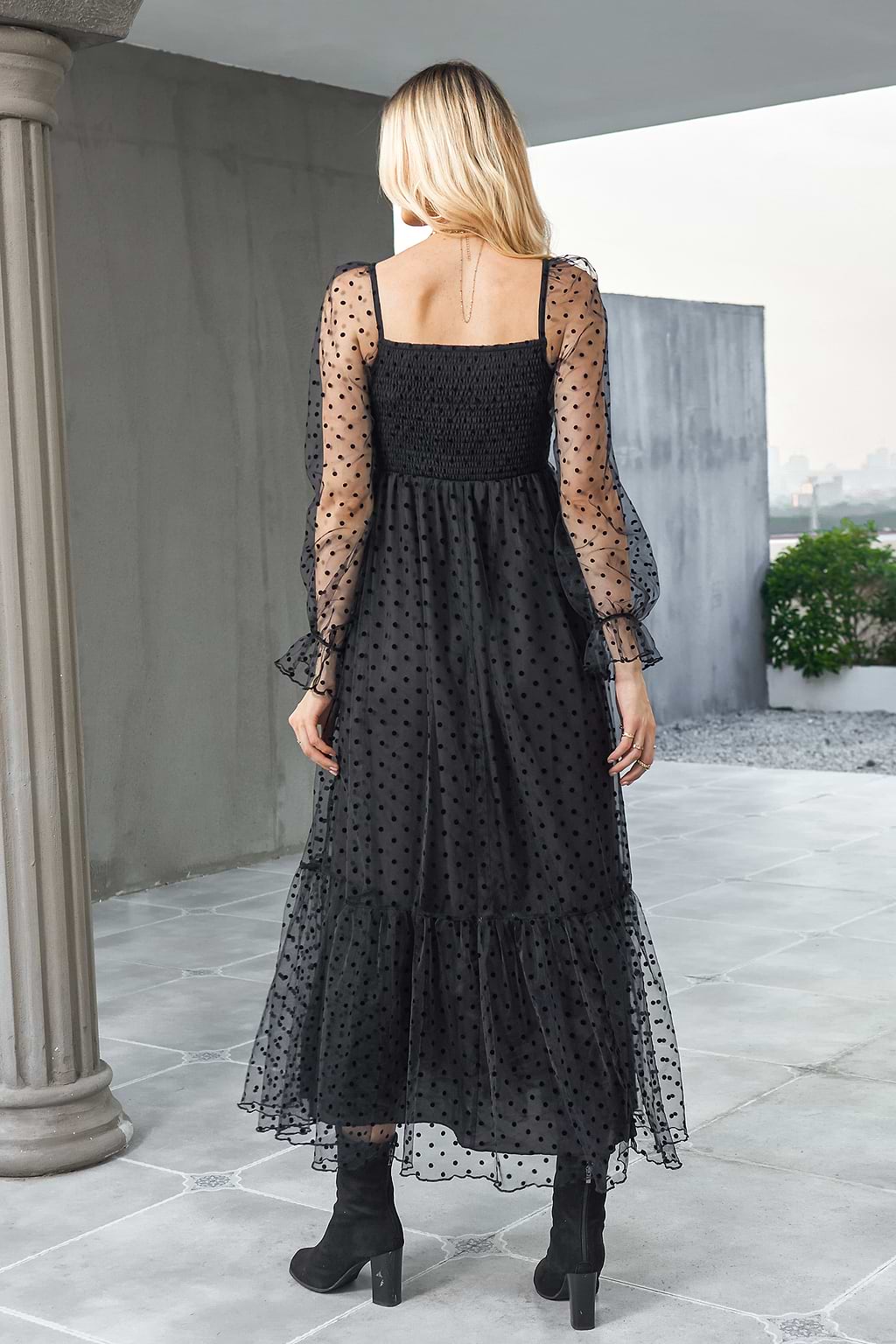 Vestido largo fruncido con lunares