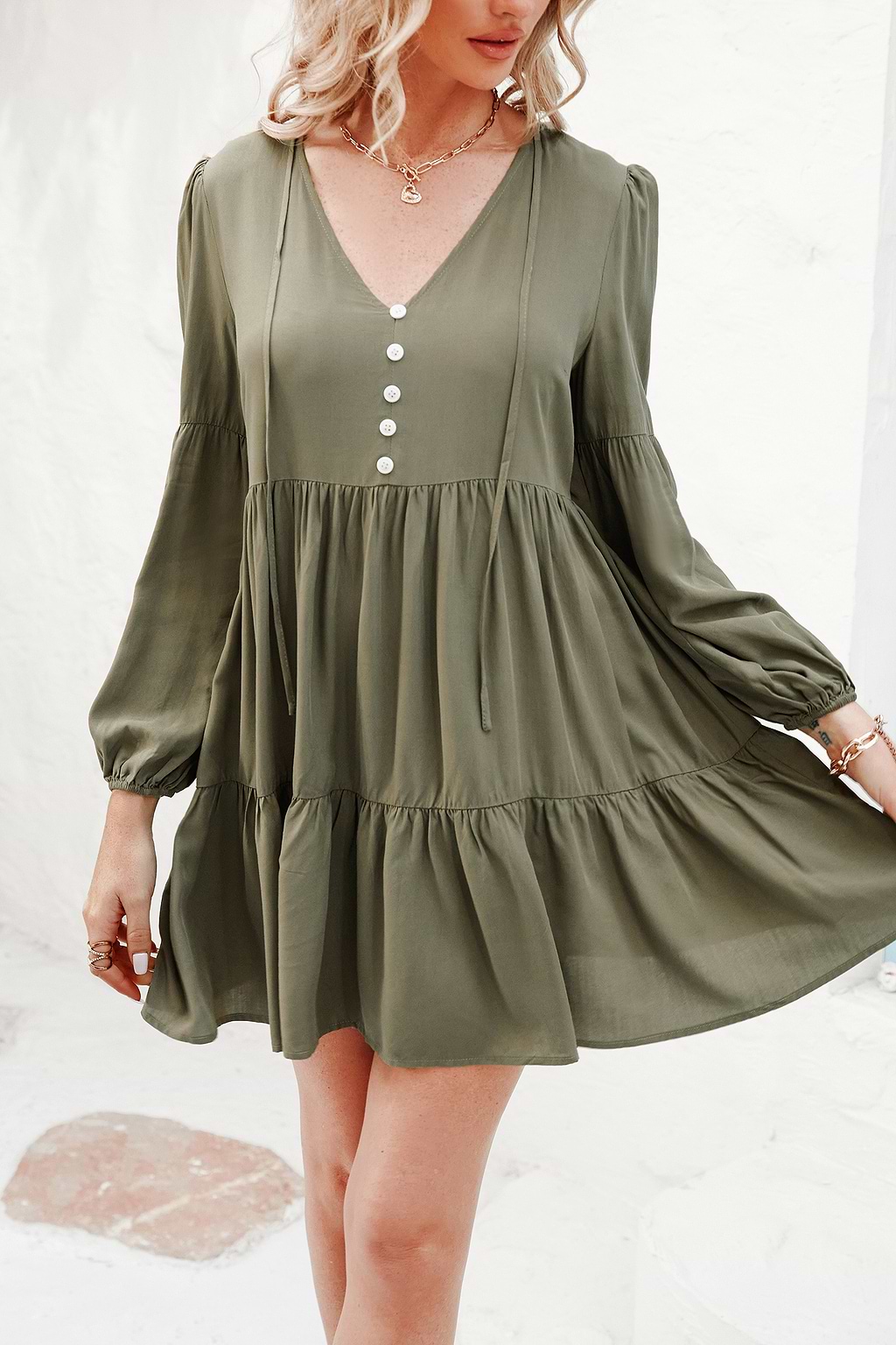 Vestido de manga larga con cuello en V y volantes