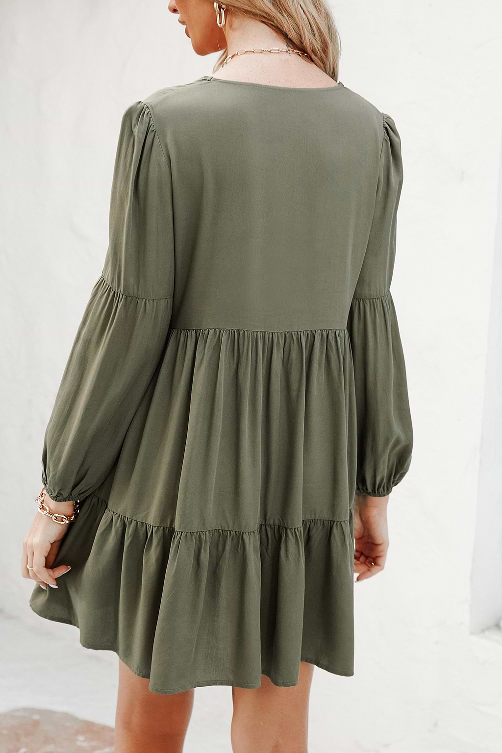 Vestido de manga larga con cuello en V y volantes