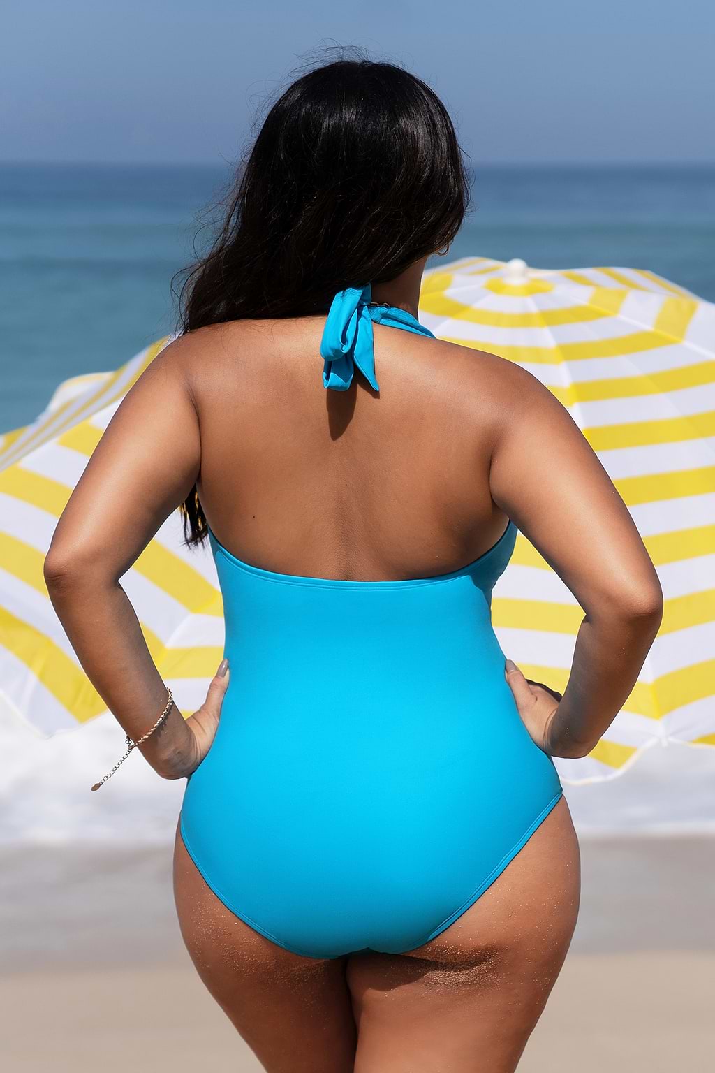 Traje de baño de una pieza de talla grande fruncido con cuello halter cruzado