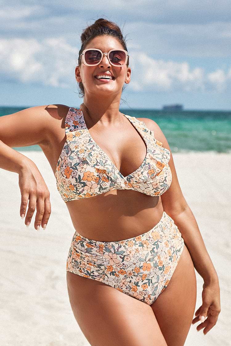 Gerüschtes Bikinioberteil in Übergröße mit Surplice-Imitat