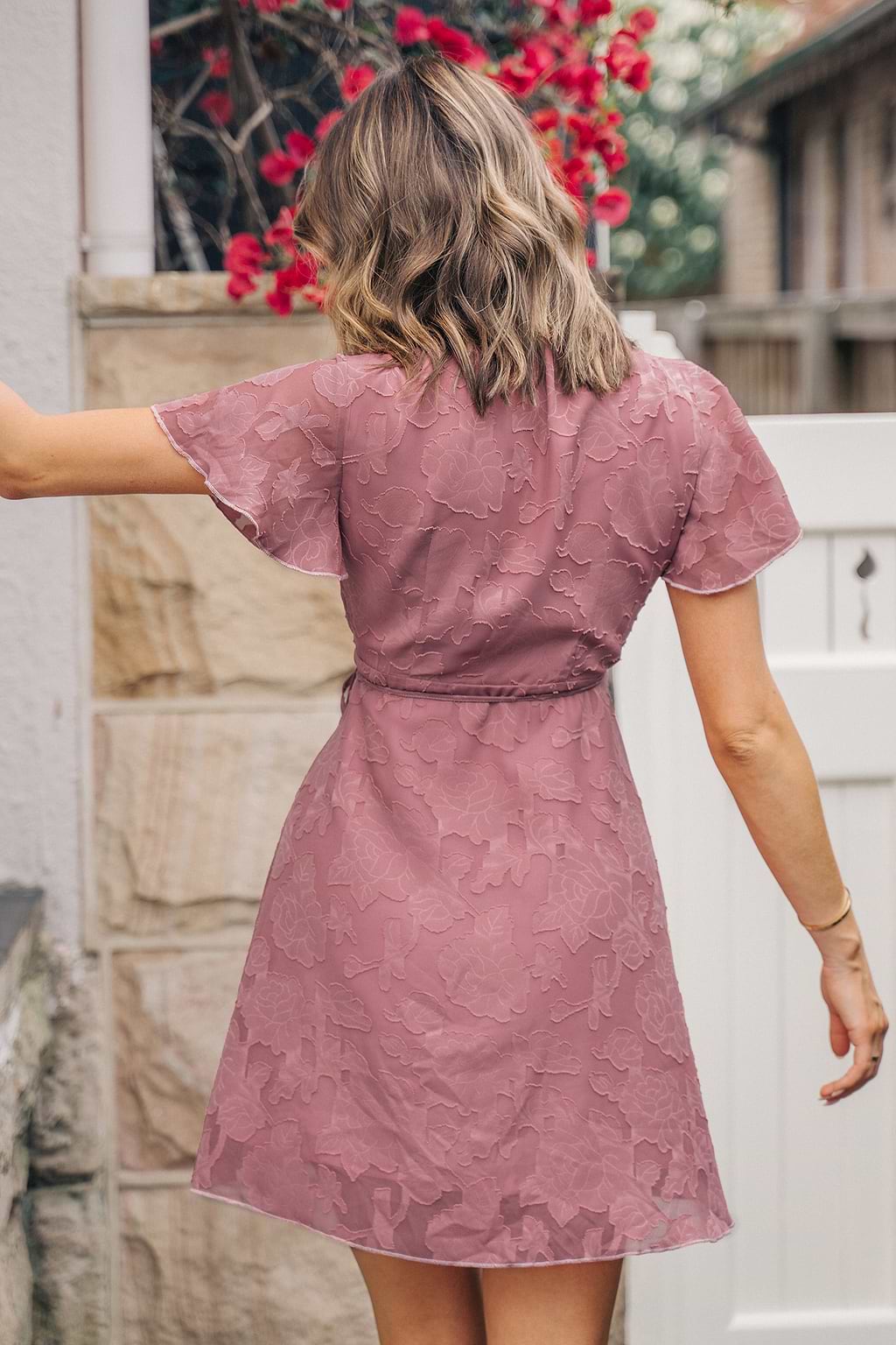 Mini vestido de manga acampanada con cuello en V