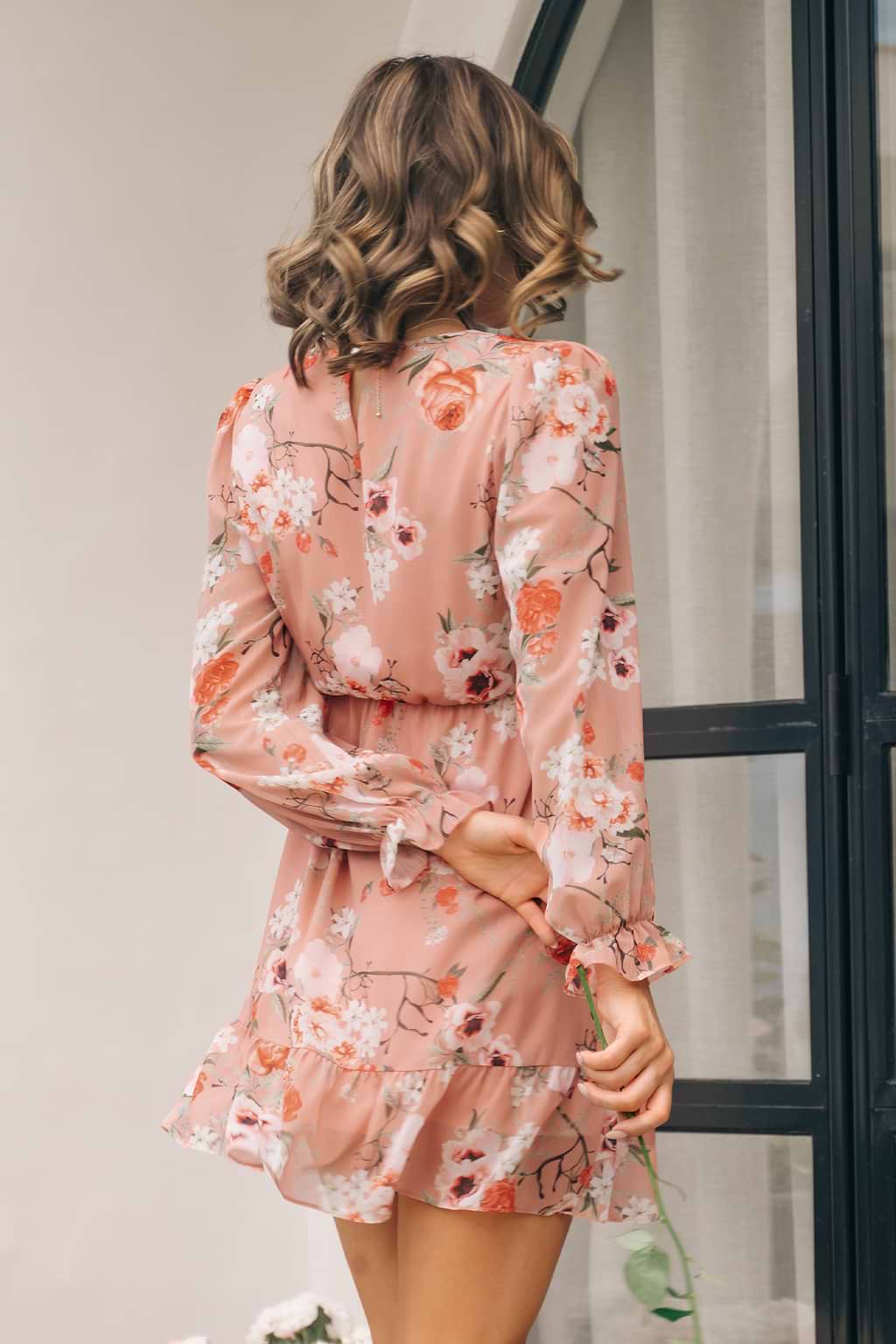 Vestido con volantes y cuello en V con mangas abullonadas