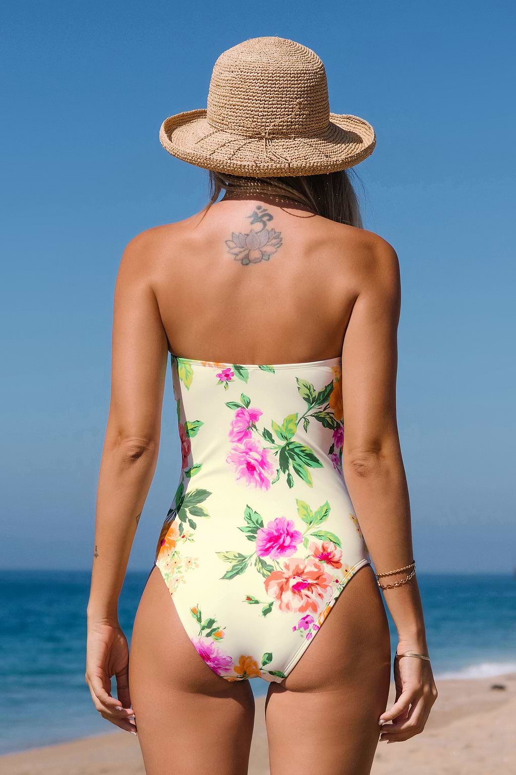 Gesmokter Badeanzug mit Rüschen und Blumendruck