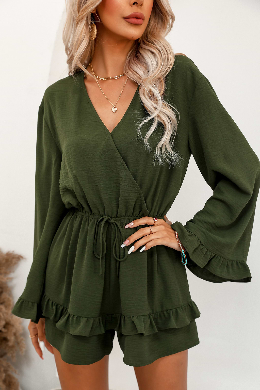 Mameluco con volantes y cordón