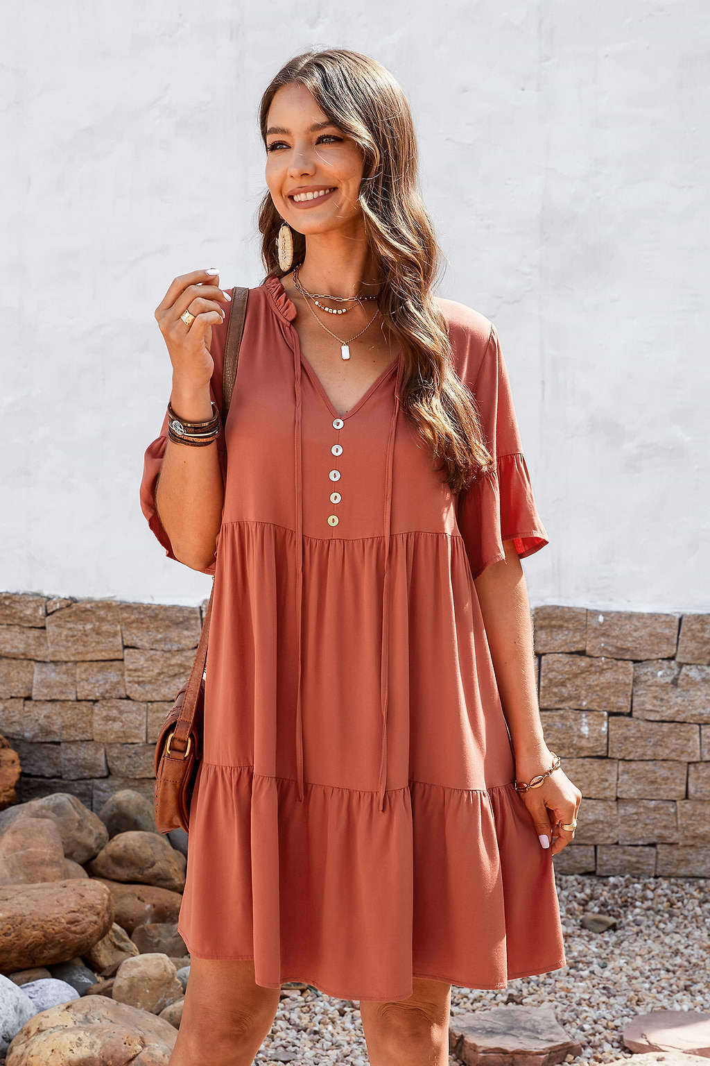 Minivestido con cuello en V y tirantes