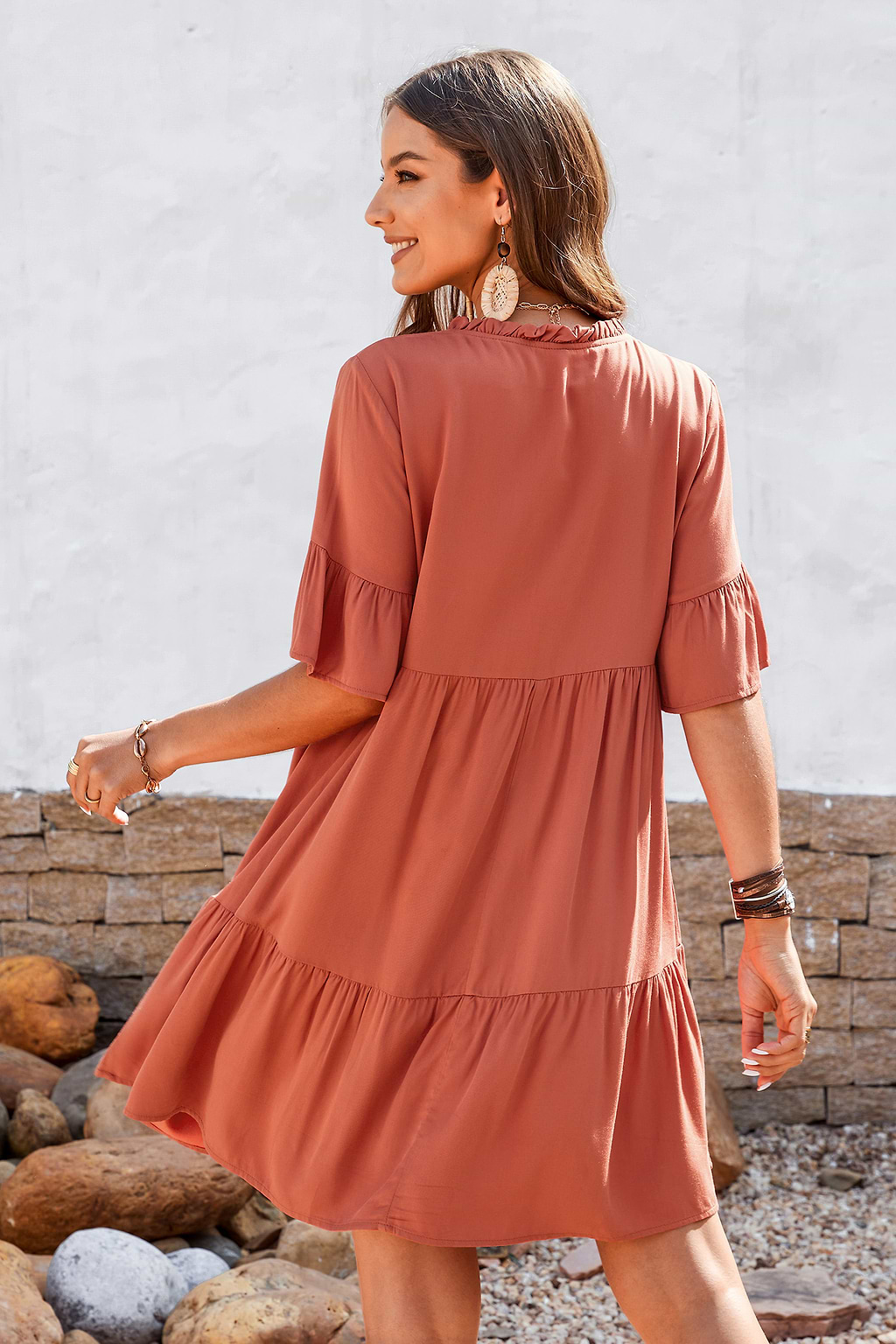 Minivestido con cuello en V y tirantes