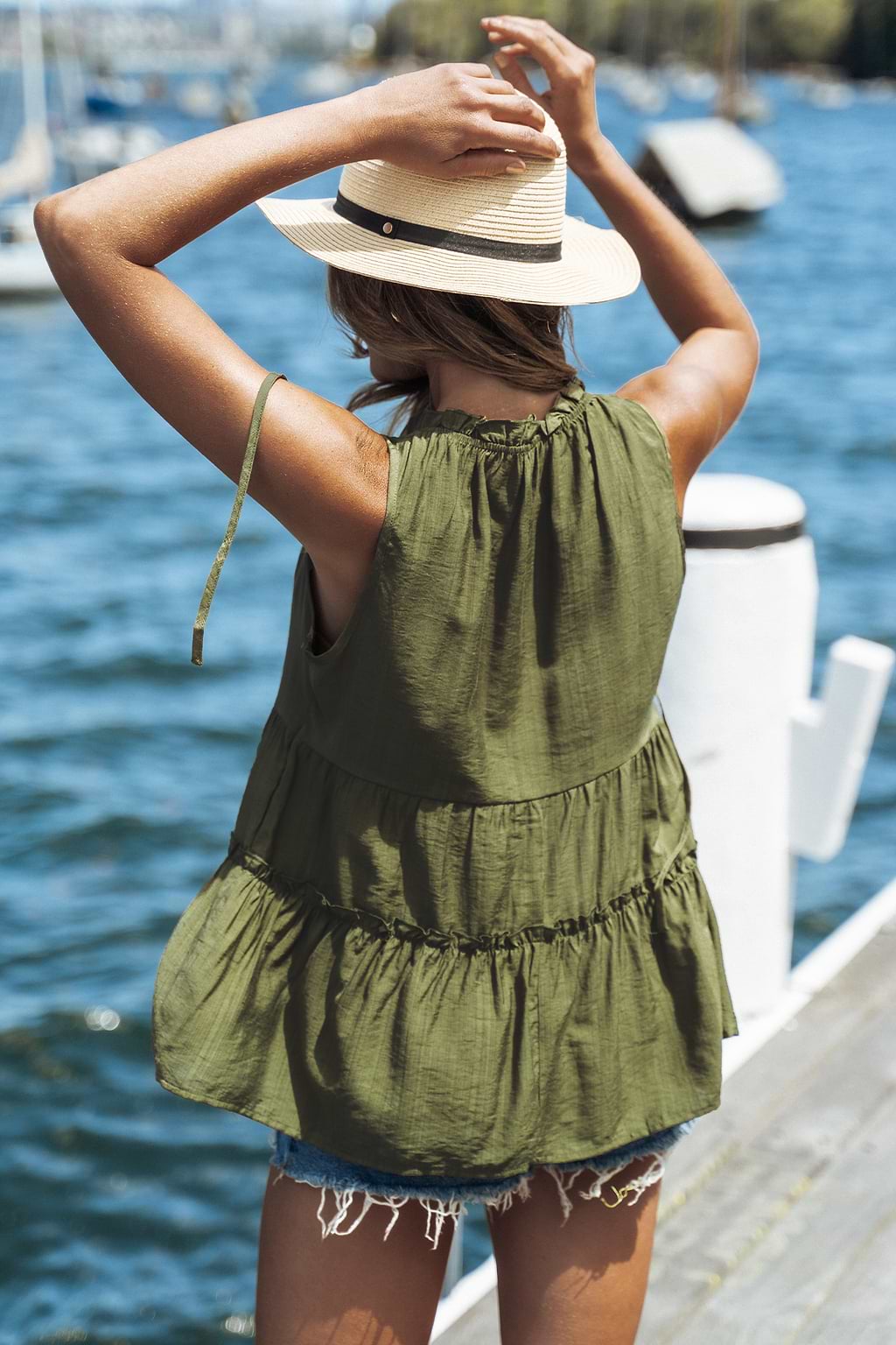 Top con abertura en el cuello y lazo en la parte delantera