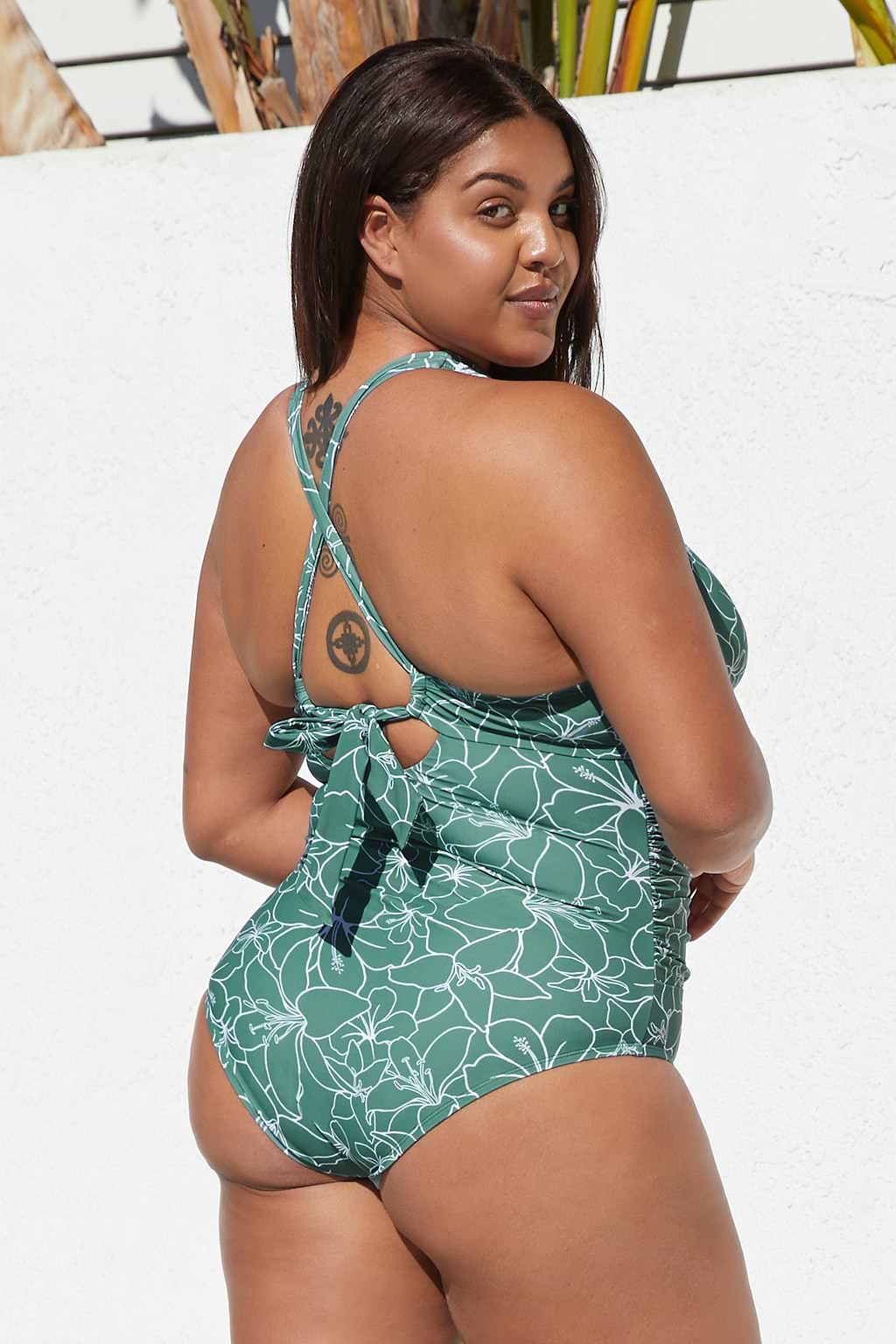 Traje de baño de una pieza fruncido con lazo en la espalda y talla grande