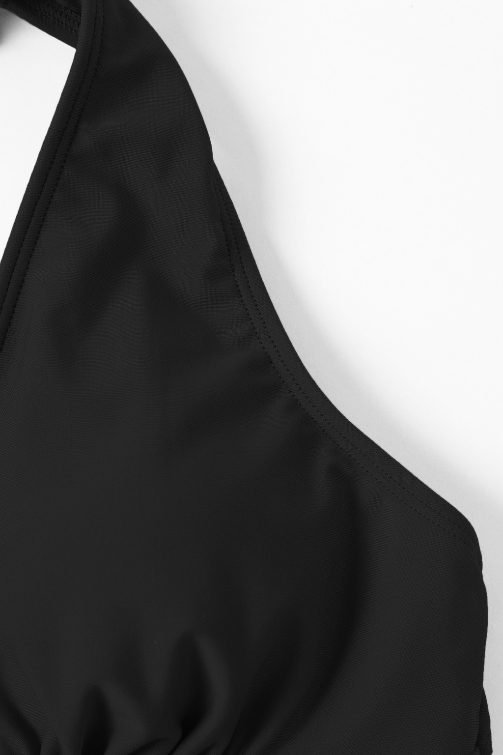 Maillot de bain une pièce froncé sur le devant noir