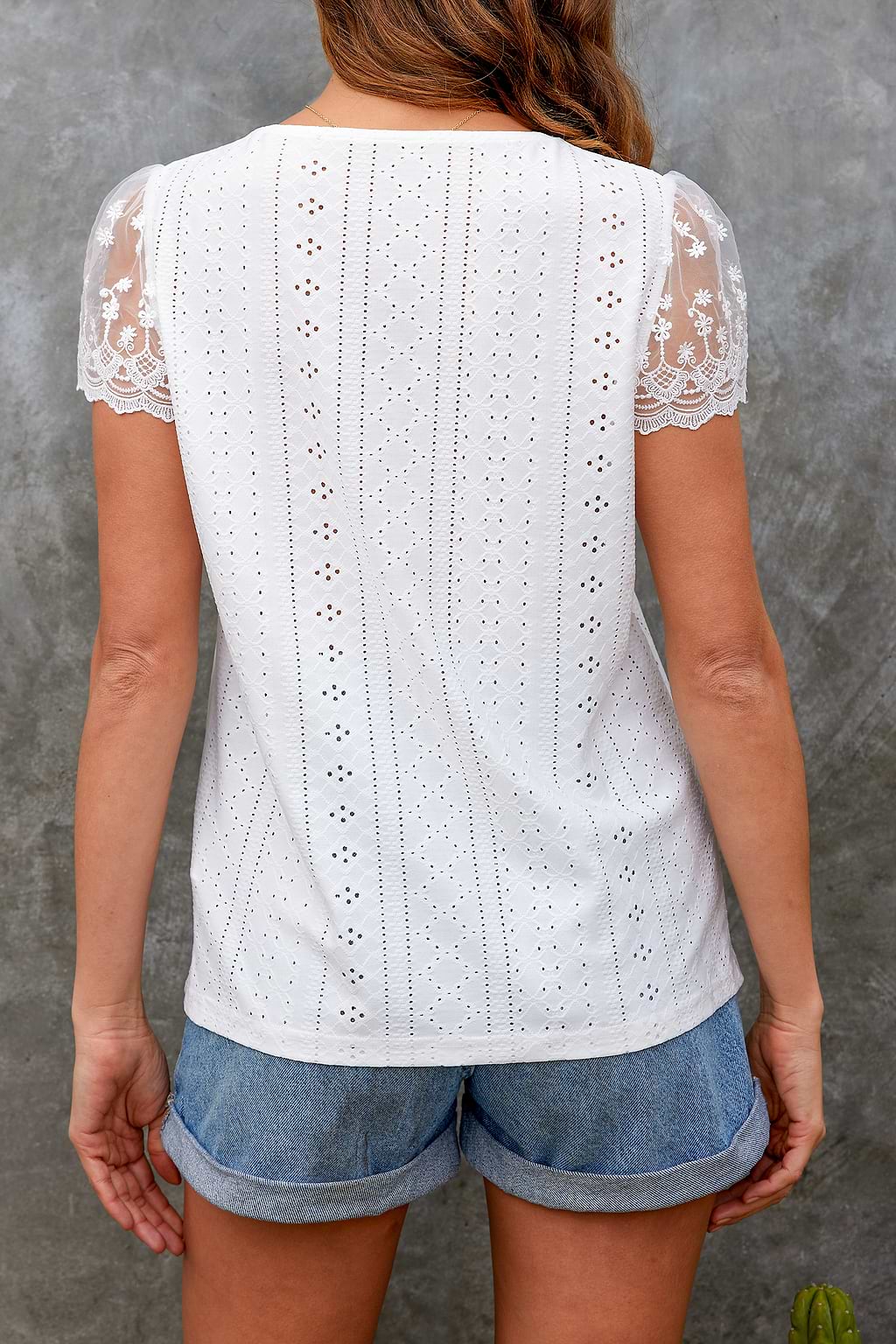 Top con cuello en V y ribetes de encaje