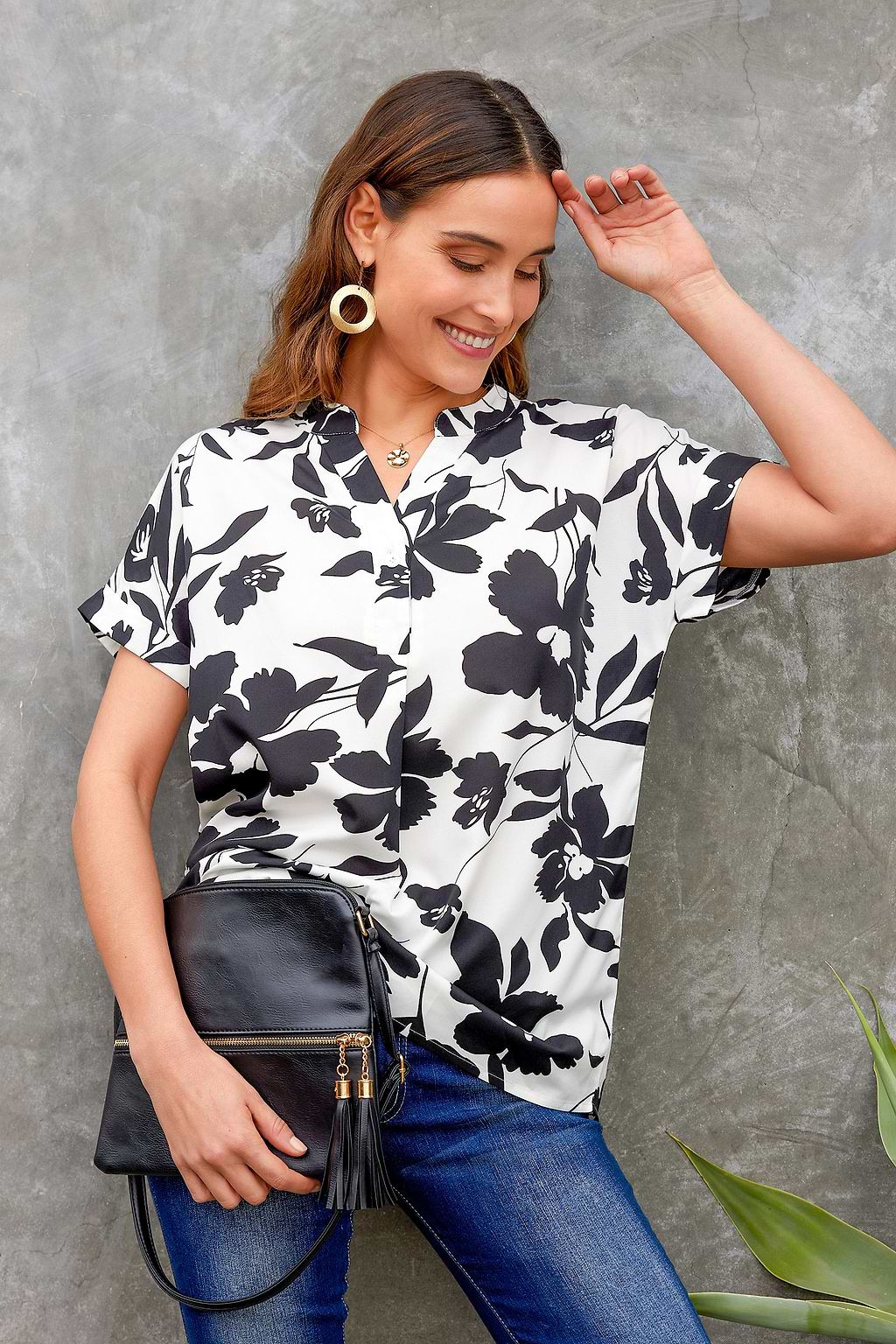 Blusa con cuello en V y estampado floral