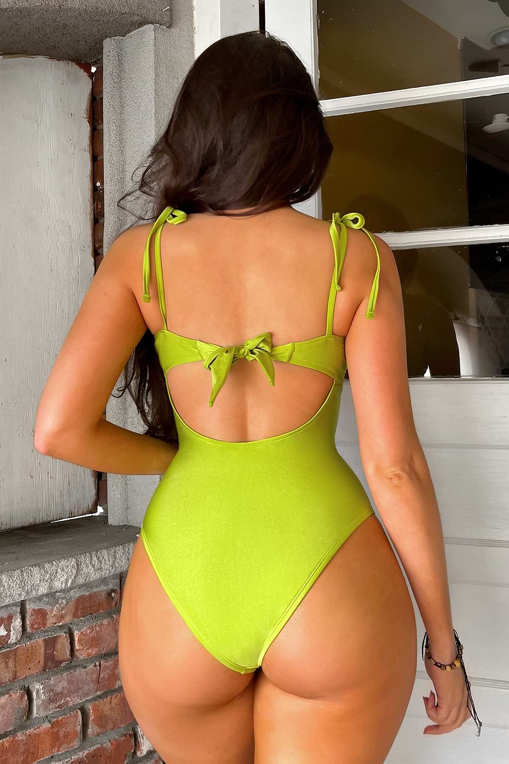 Traje de baño de una pieza con tiras y lazo fruncido