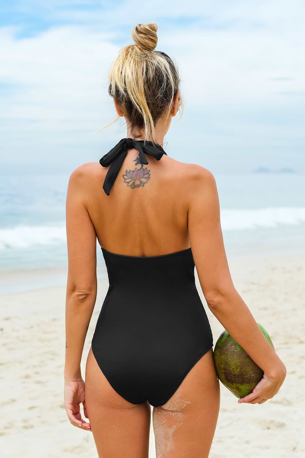 Bañador de una pieza con escote halter cruzado en la parte delantera