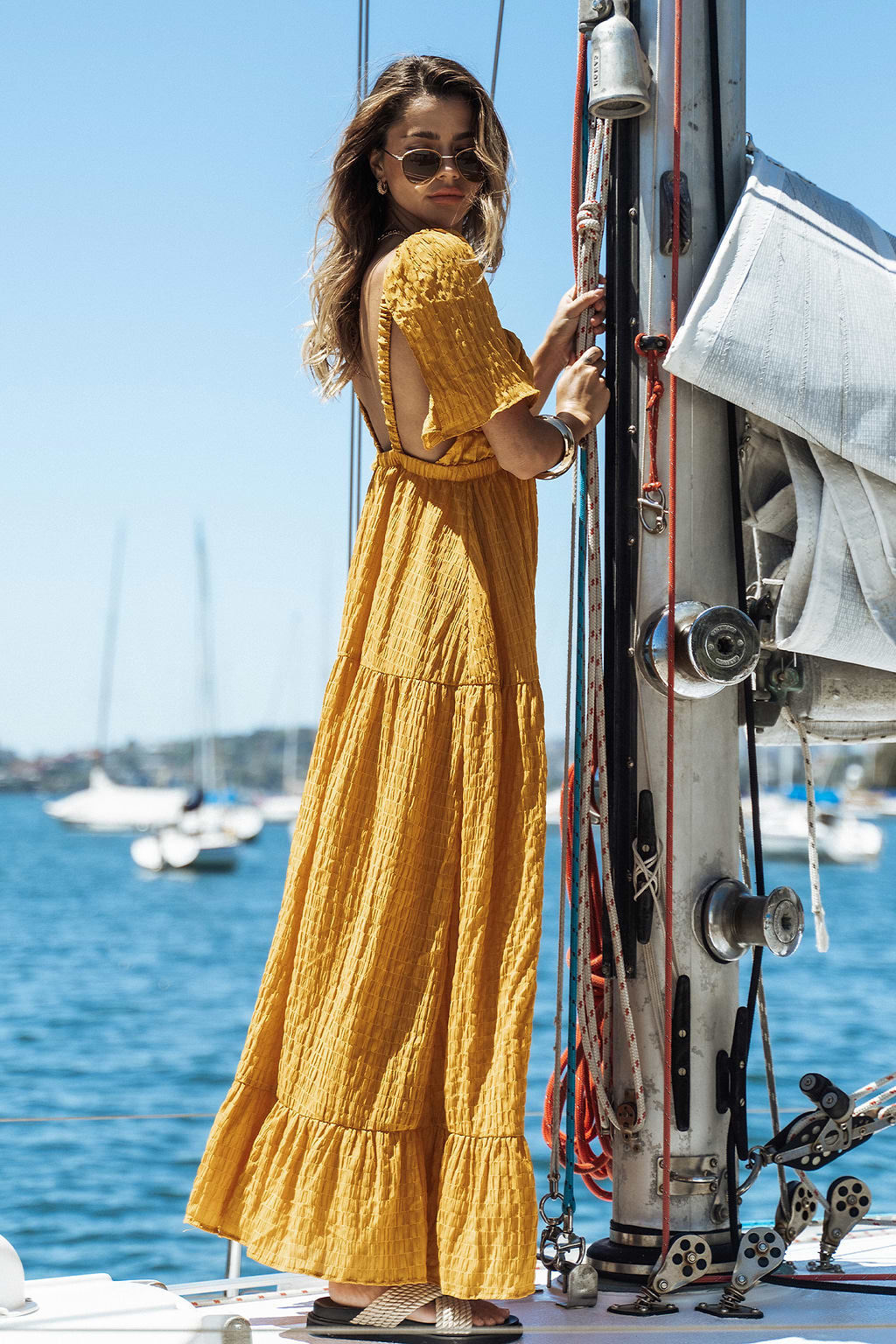 Maxikleid mit ausgestellten Ärmeln und tiefem Ausschnitt