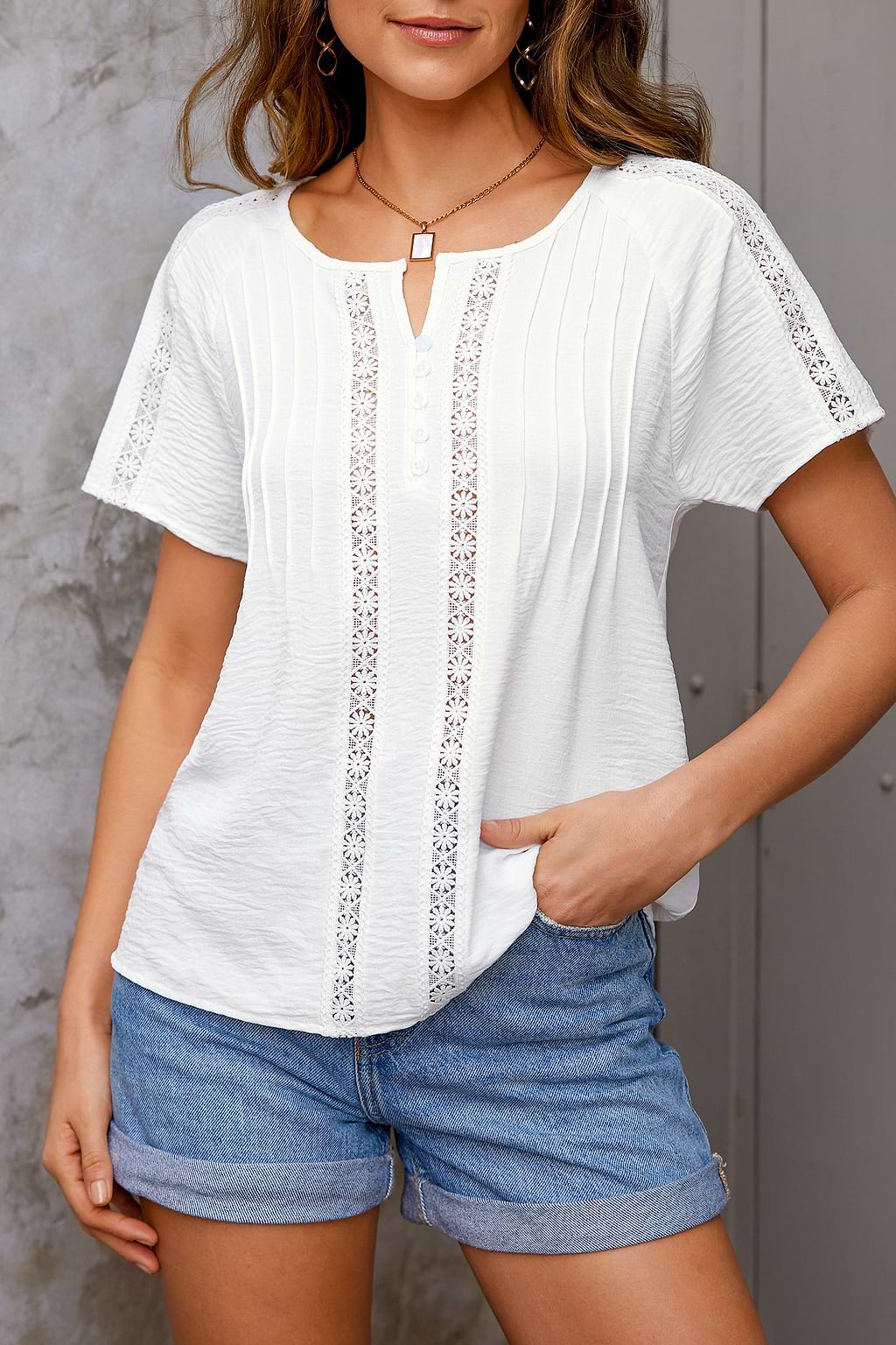 Geknöpfte Bluse mit Spitzenbesatz