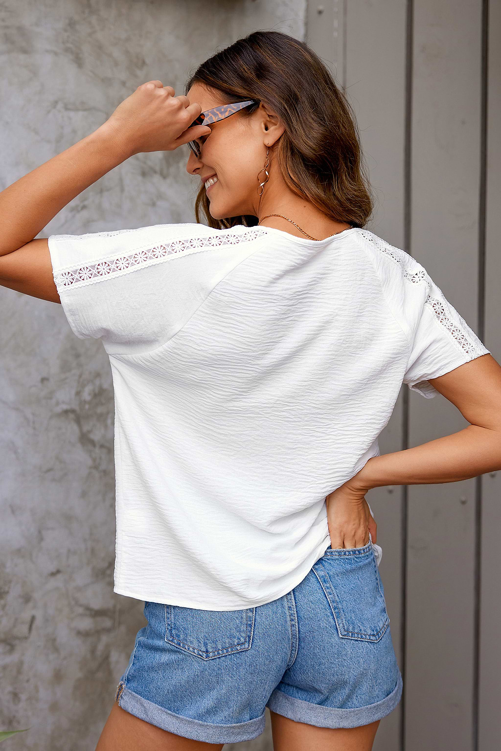 Geknöpfte Bluse mit Spitzenbesatz