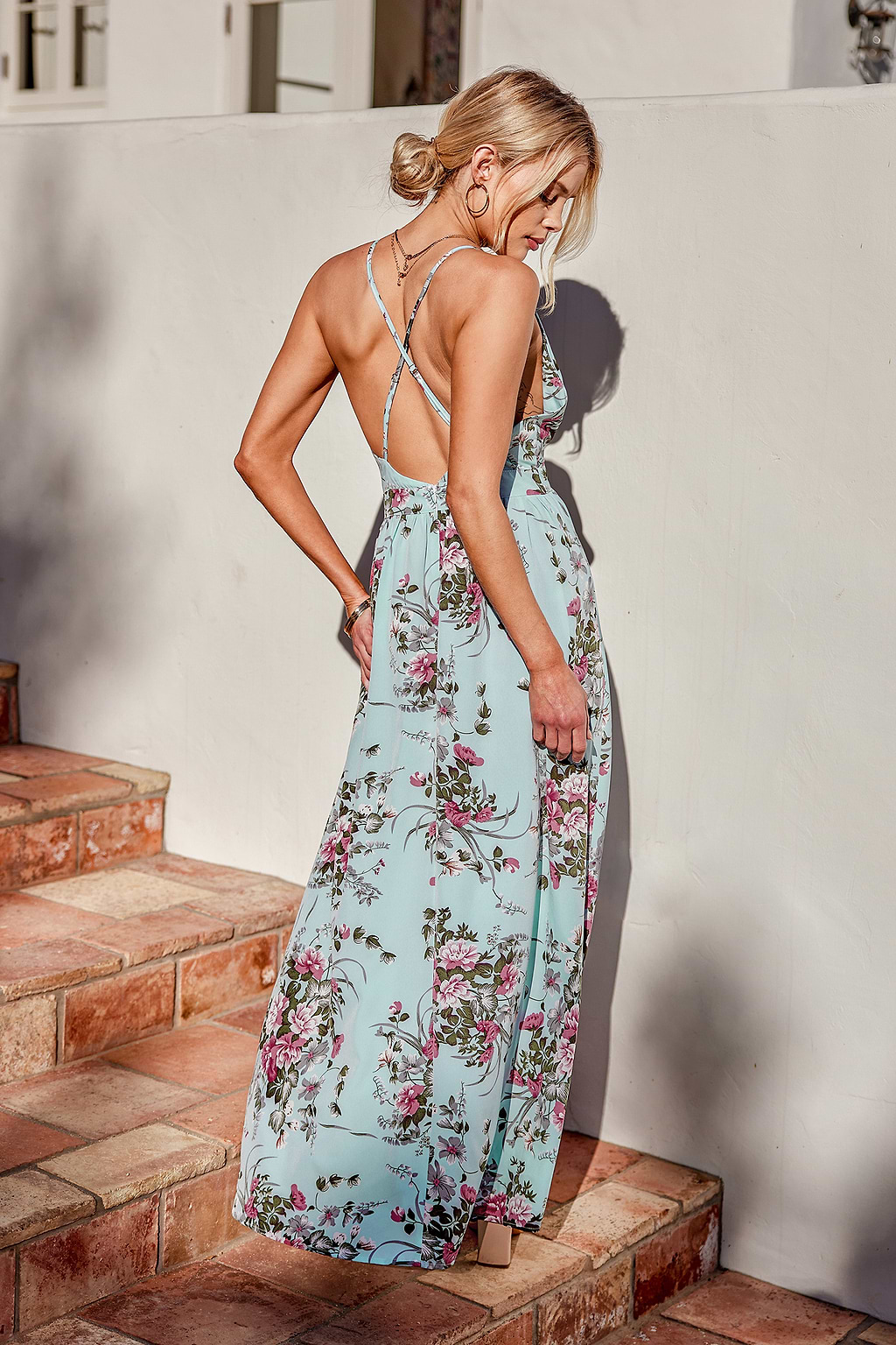 vestido largo con escote pronunciado y estampado floral