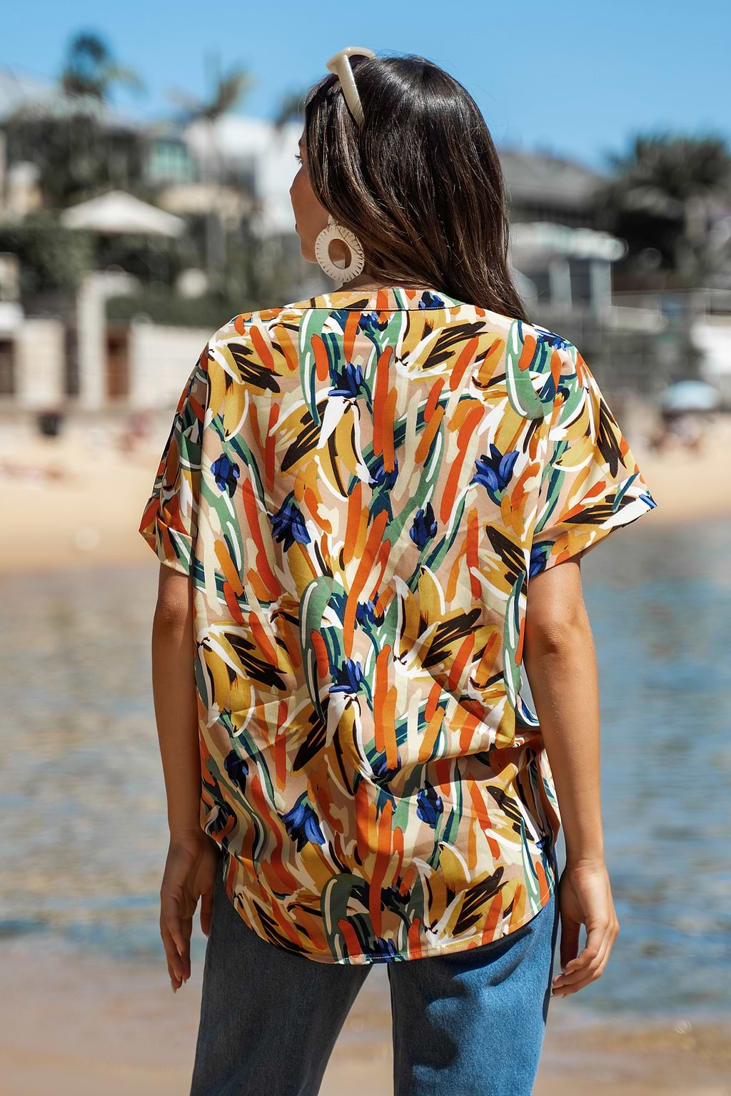 Camisa con estampado abstracto y botones al frente