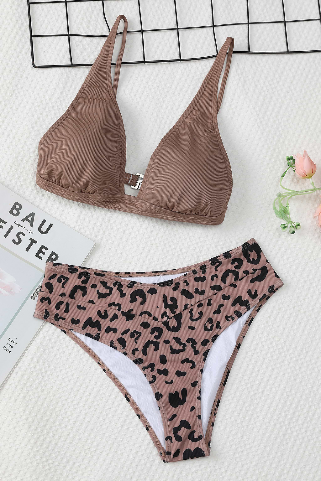 Bikini bralette côtelée avec col plongeant et bas à imprimé léopard