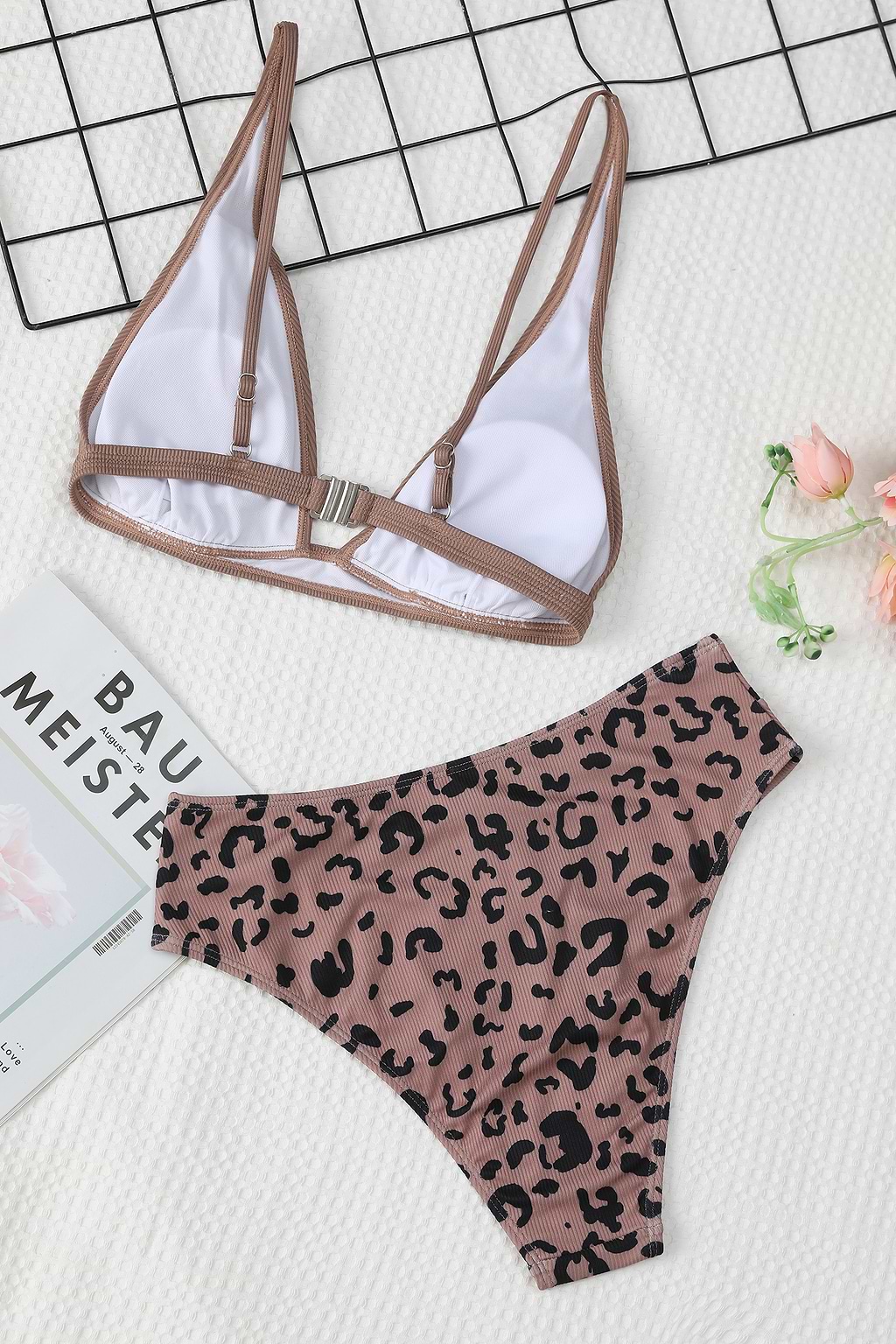 Bikini bralette côtelée avec col plongeant et bas à imprimé léopard