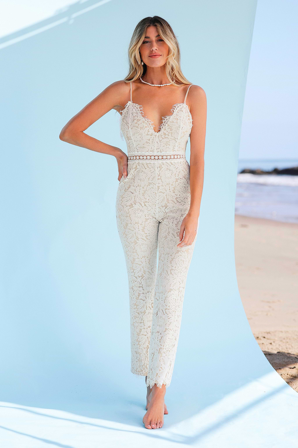 Combinaison ajustée à lanières en dentelle pour la mariage de plage