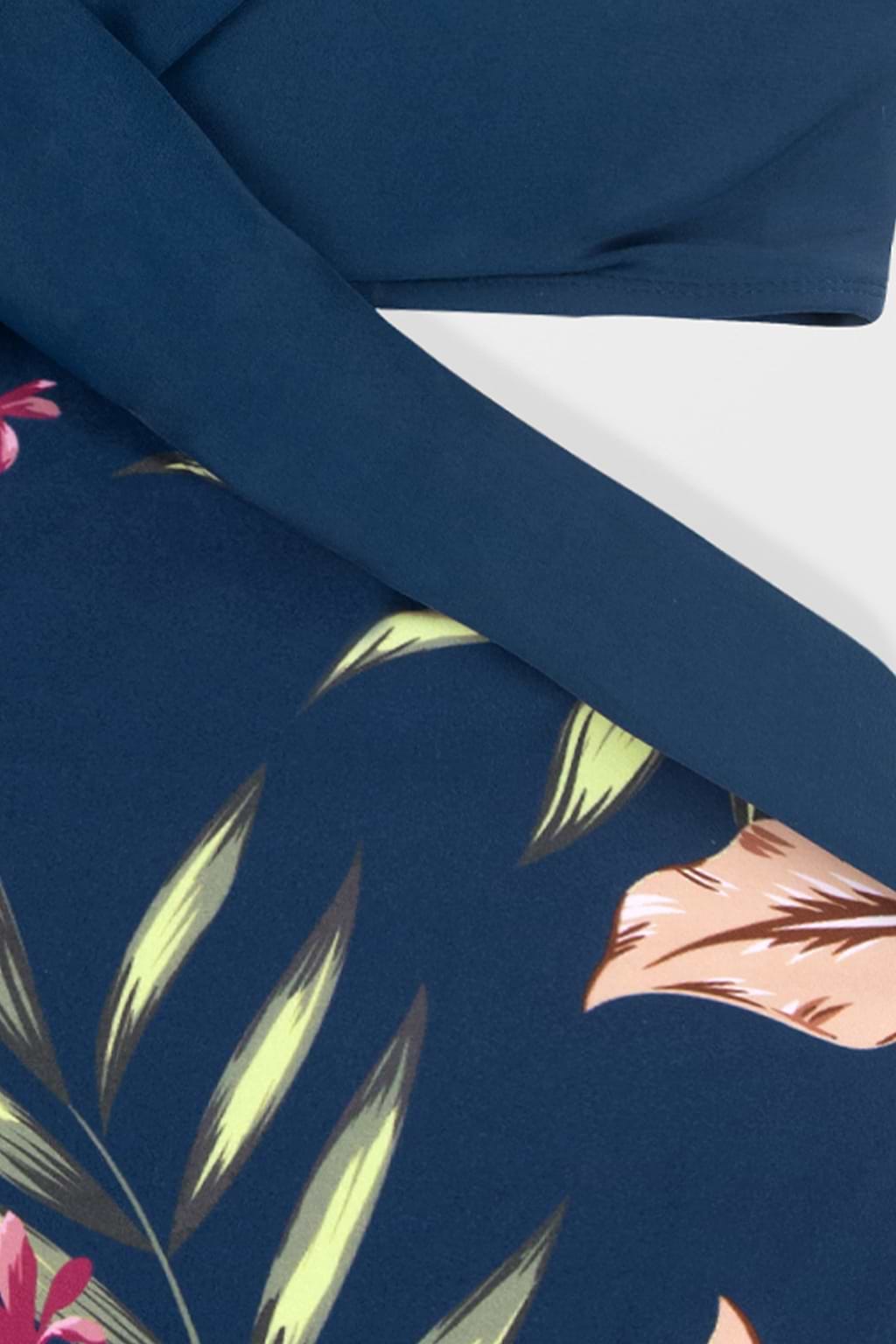 Maillot de bain une pièce à découpes sur le devant enveloppant
