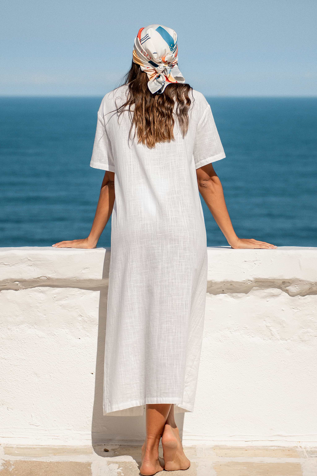 Vestido playero largo con abertura y cuello en V bordado