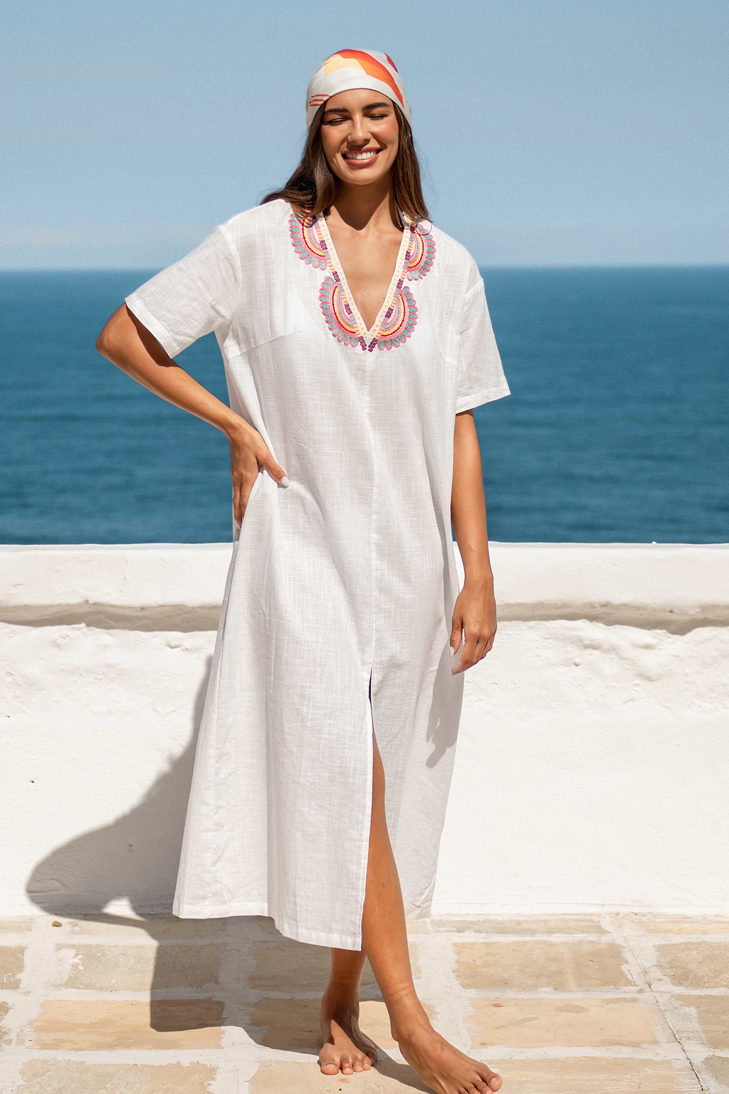 Vestido playero largo con abertura y cuello en V bordado