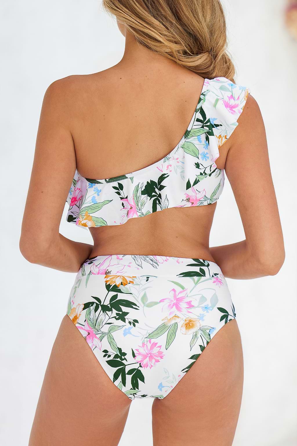 One-Shoulder-Top mit Rüschen und klassisches Bikini-Set