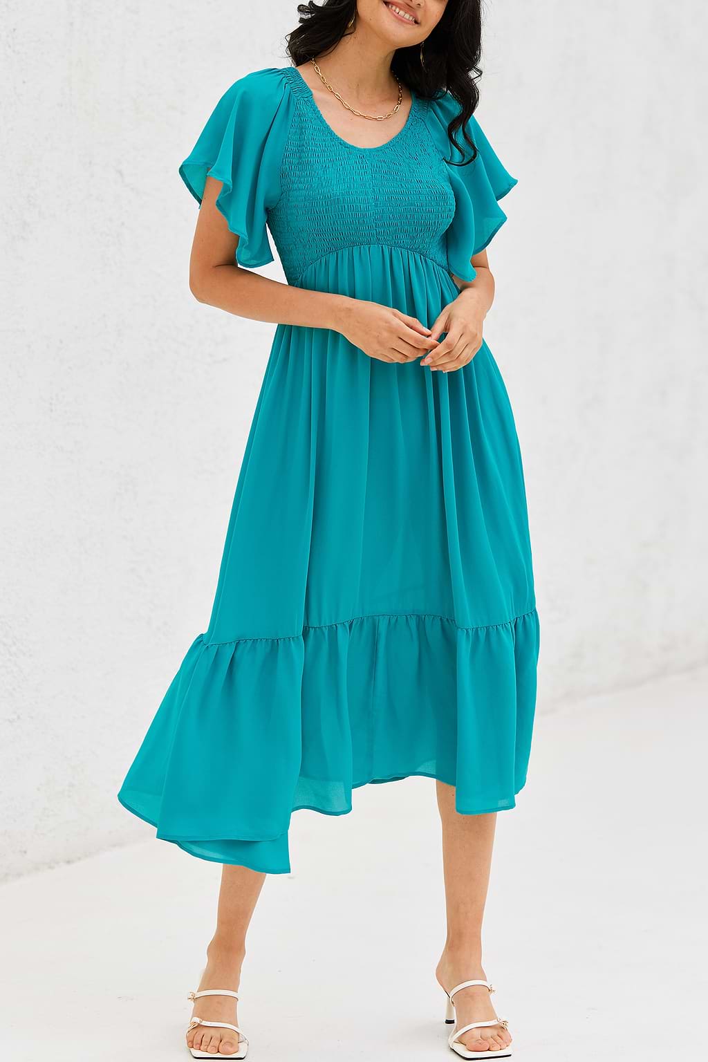 Vestido con volantes fruncidos azul océano